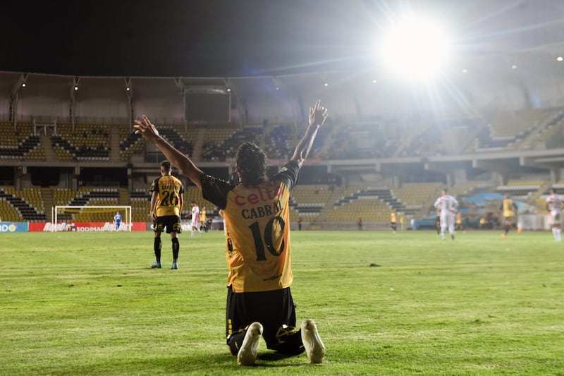 Luciano Cabral celebrando un gol.