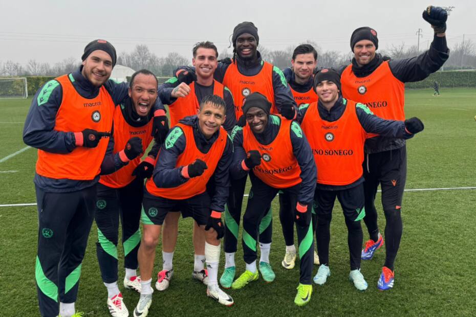 después de un entrenamiento junto a sus compañeros del Udinese. (Foto: @Udinese_1896)
