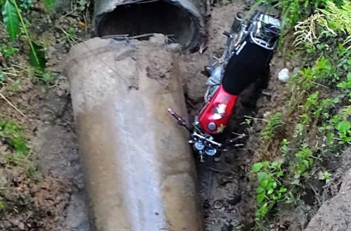 Fallece motociclista succionado por la fuerza del agua de una alcantarilla