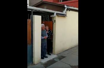 Abuelo de Renca cumplió 96 años y sus vecinos le cantaron afuera de su casa