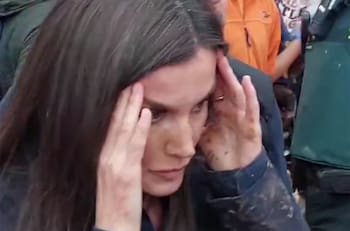 VIDEOS | “Asesinos”: Así agredieron a los reyes de España en su visita a Valencia