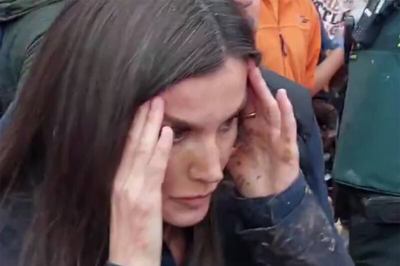 llena de barro en medio de las agresiones en Valencia. Créditos: Captura El Diario.