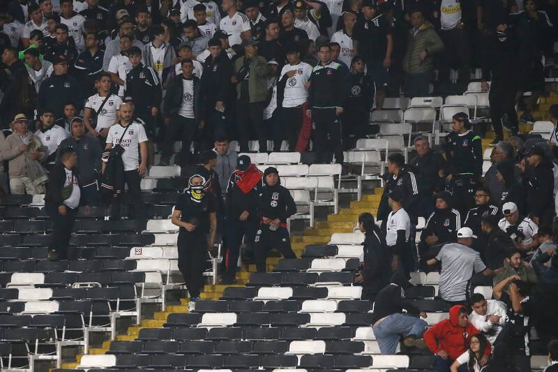 Una riña entre dos facciones de la Garra Blanca se presenció en el sector Cordillera del Estadio Monumental para el partido de Colo Colo vs Monagas por Copa Libertadores. (Foto: Agencia Aton)