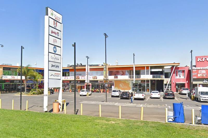 Se destaca por ser un centro comercial vecino y ofrecer compras al paso.