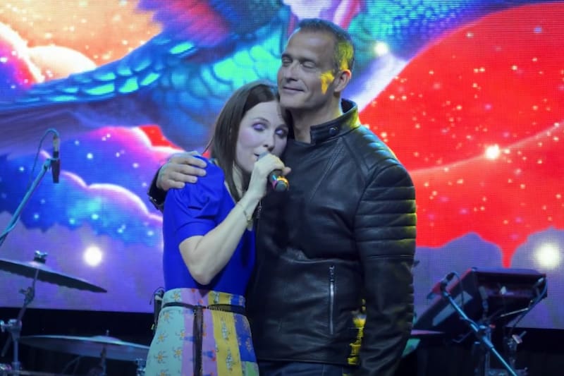 es una conocida cantante nacional que protagonizó un coqueto video con Iván Núñez.