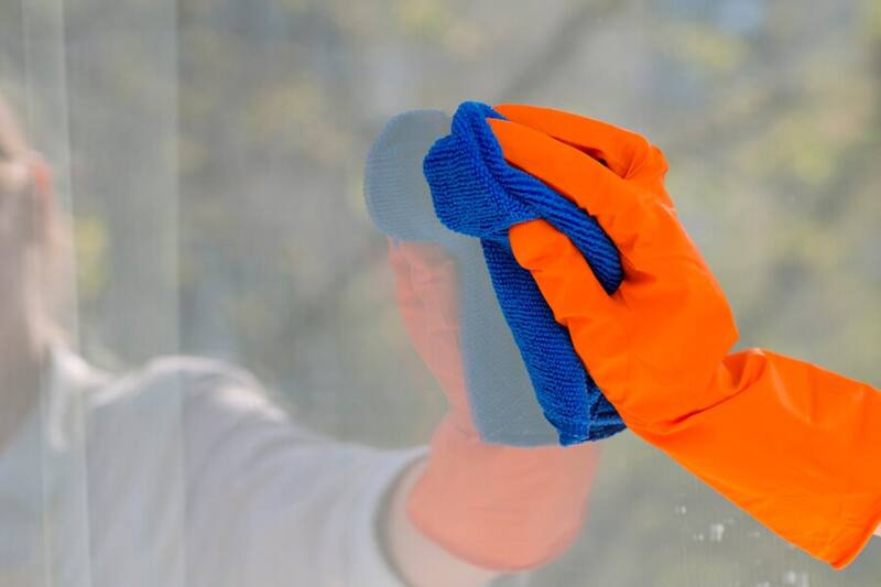 El uso de bicarbonato puede dejar rayas o raspones en estas superficies.