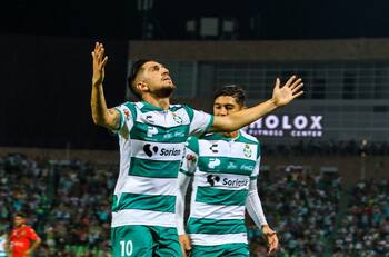 Diego Valdés anotó un golazo de media distancia en goleada del Santos Laguna