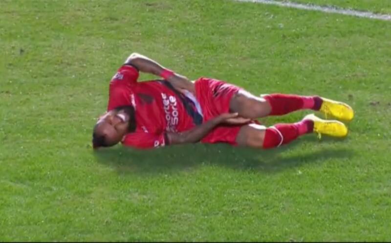 El choque de Arturo Vidal con Gary Medel.