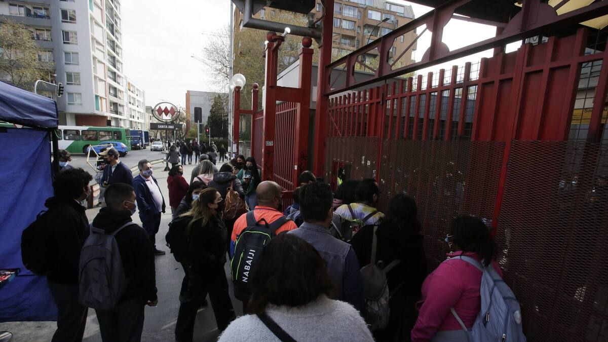 Metro de Santiago: Servicio presentó intermitencias en sus estaciones debido a manifestaciones