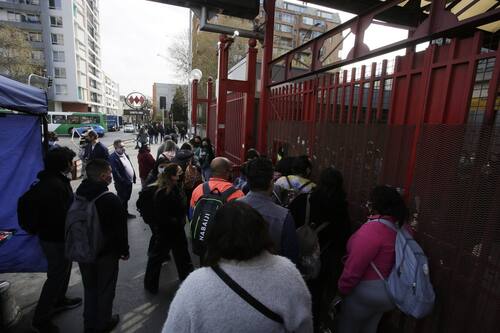 Metro de Santiago: Servicio presentó intermitencias en sus estaciones debido a manifestaciones