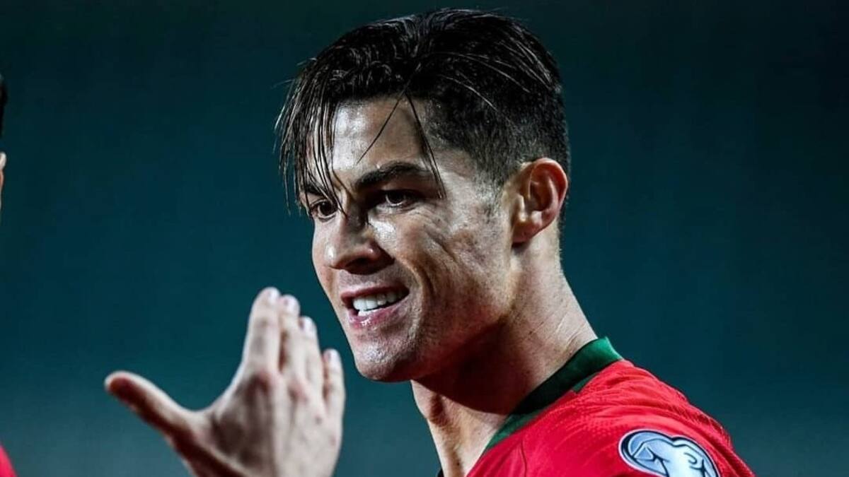Un ídolo: Cristiano Ronaldo se tomó una selfie con un fan en medio del partido