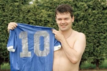 El jugador inglés que tiene la camiseta más sagrada de Maradona... y se niega a venderla