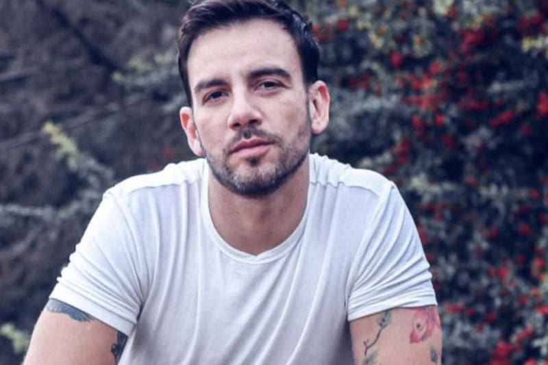 El bailarín reveló con quién pololeó en Rojo.