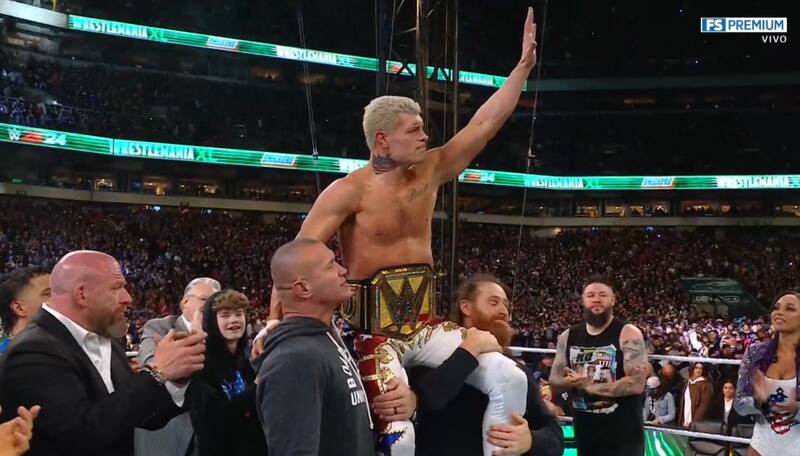 terminó levantado en andas por gran parte del roster de WWE.