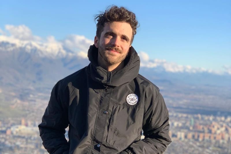 Es un periodista y escritor chileno que lanzó un libro sobre la historia de Universidad de Chile y además es pareja de la actriz Fernanda Finsterbusch.