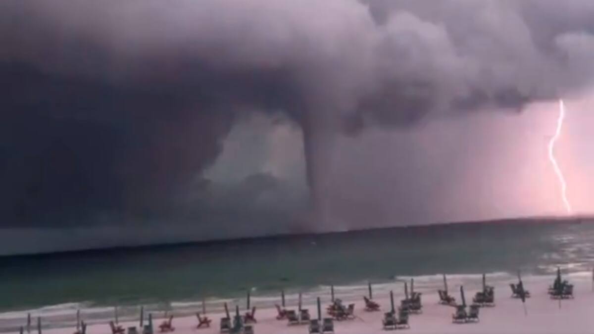 VIDEO | Enorme tromba marina causó pánico en playa de Florida: Estaba acompañada de tormenta eléctrica