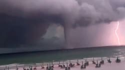 VIDEO | Enorme tromba marina causó pánico en playa de Florida: Estaba acompañada de tormenta eléctrica