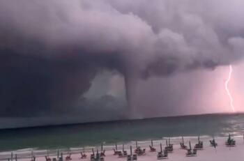 VIDEO | Enorme tromba marina causó pánico en playa de Florida: Estaba acompañada de tormenta eléctrica