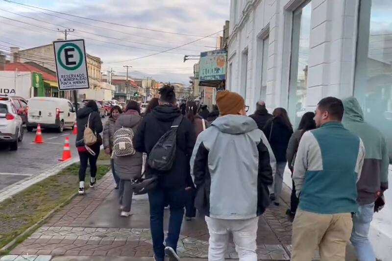 debido a alerta de tsunami tras un sismo de alta magnitud.