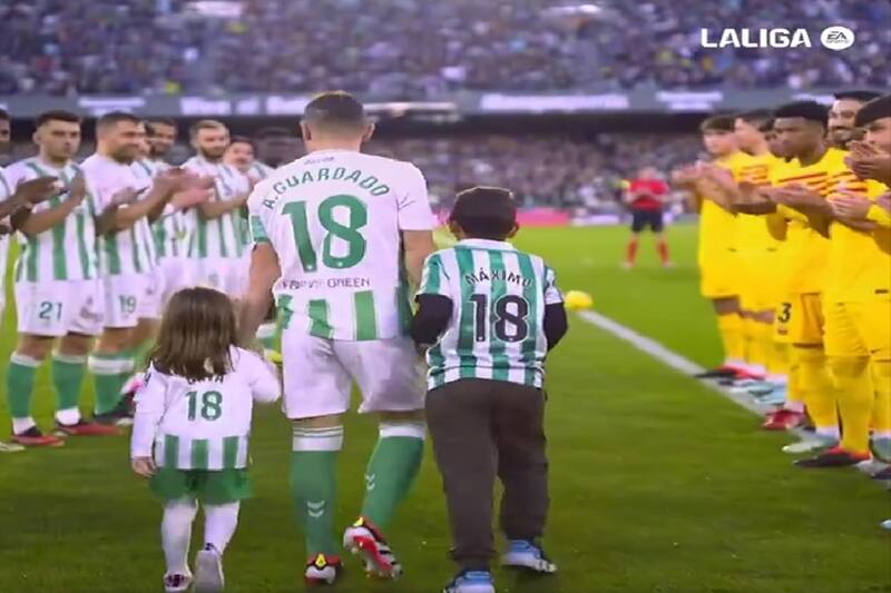 El mexicano fue ovacionado por el Betis.