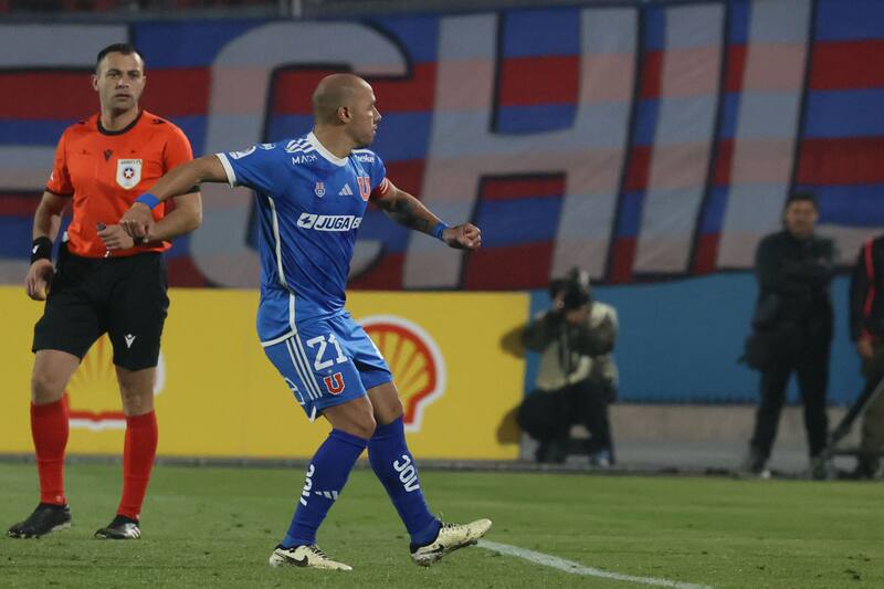 Marcelo Díaz en el duelo contra Everton durante el partido de vuelta de semifinal de Copa Chile.