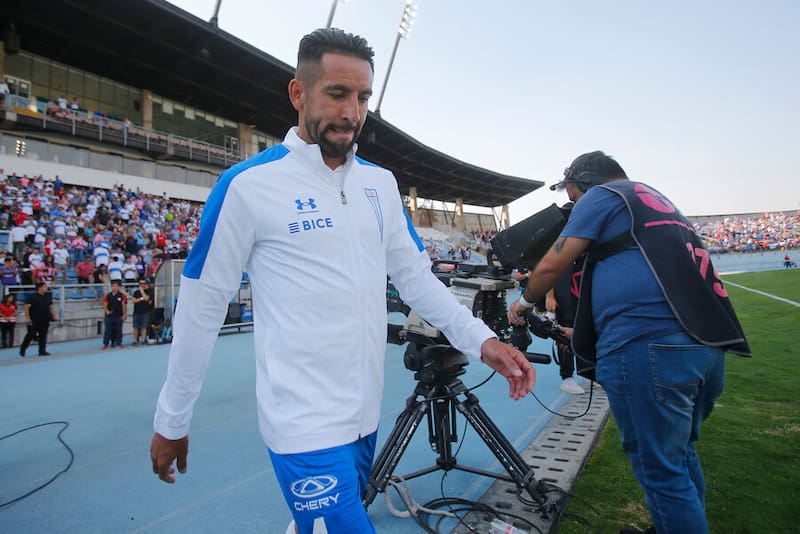 Mauricio Isla quiere comenzar a cambiar su suerte en la Católica. Foto: Agencia Aton.