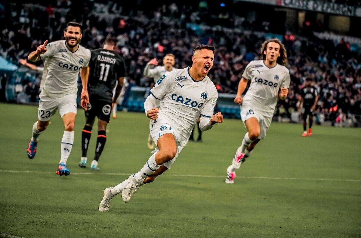 Alexis Sánchez comandó la remontada de un Olympique de Marsella que se ilusiona en la Ligue 1