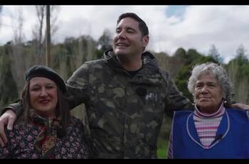 Pancho Saavedra se emociona y entrega importante ayuda a familias aisladas en Aysén