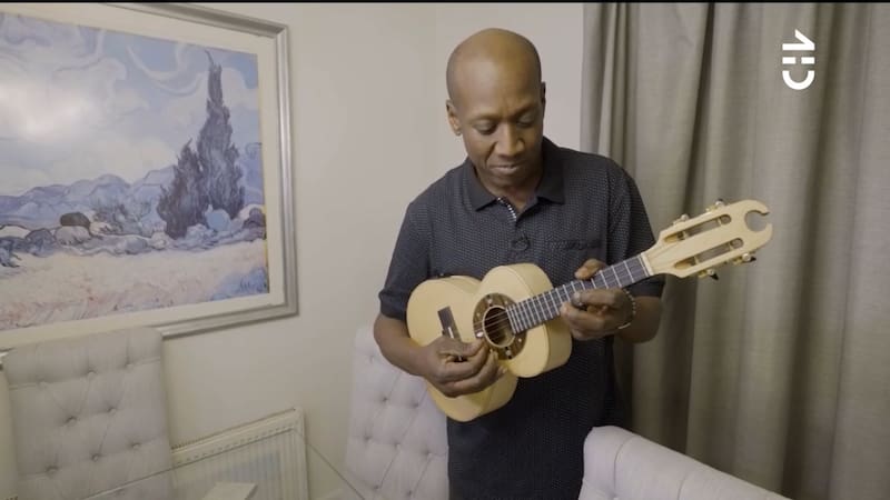 Maluco tocó su cavaquinho en "La Divina Comida".