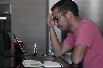 Acceso a Internet en comunas vulnerables de Santiago sólo llega a un 31%