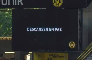 El clásico alemán comenzó con un impactante minuto de silencio