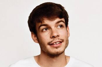Quién es Alex O'Connor, cantante de Rex Orange County acusado de abuso sexual