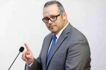 Sebastián Dávalos reactivó demanda contra Canal 13: Exige 3 mil millones de pesos por rutinas de Yerko Puchento