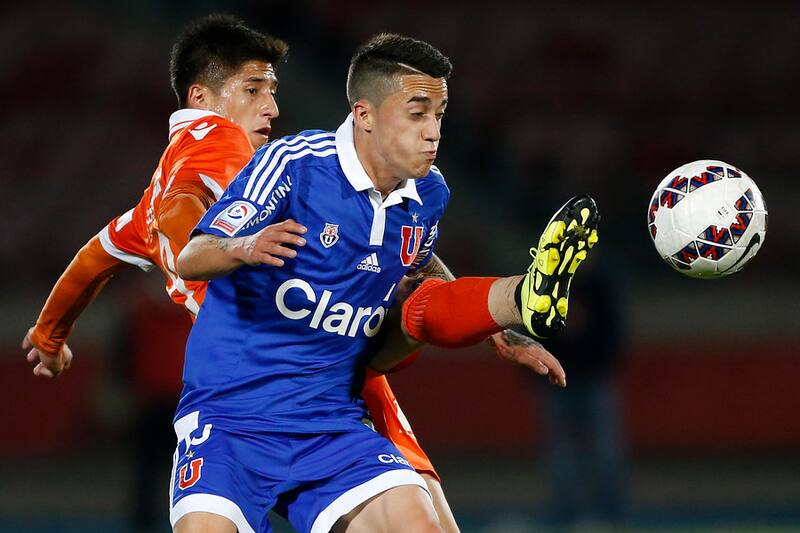 Diego Gonzale disputa el balón con Fernando Cornejo de Cobreloa en la Copa Chile 2015. Foto: Aton.