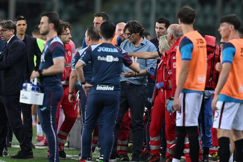 Preocupación en Turín: el DT del Torino sufrió un desmayo tras discutir con Guillermo Maripán. Foto: EFE.