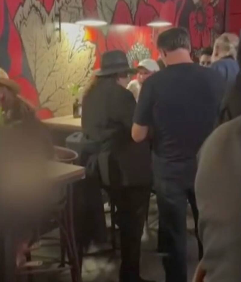 volvió a su vida nocturna.