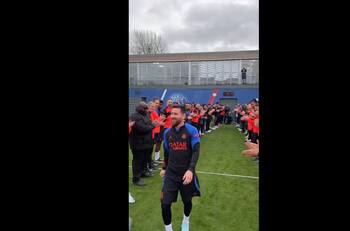 VIDEO | Sin Mbappé: Lionel Messi fue recibido entre aplausos por sus compañeros del PSG