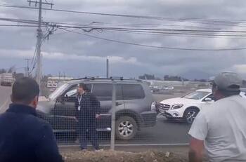 VIDEO | "Se me está muriendo un paciente": Funcionario de salud enfrenta a camioneros al no poder avanzar por bloqueo de ruta en Paine
