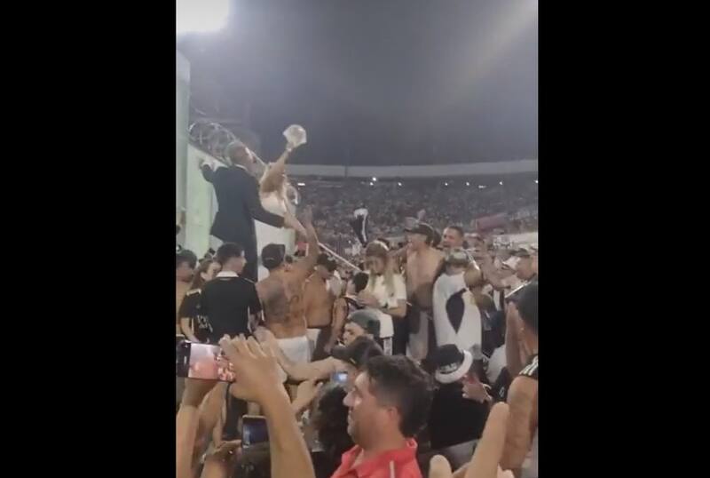 La pareja de recién casados no se perdió el partido de Colo Colo Foto: captura de pantalla