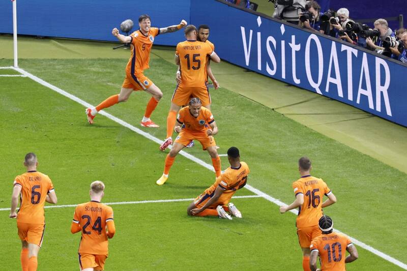 Países Bajos fue la última selección en clasificar a semifinales, tras vencer por 2-1 a Turquía. (Foto: EFE)
