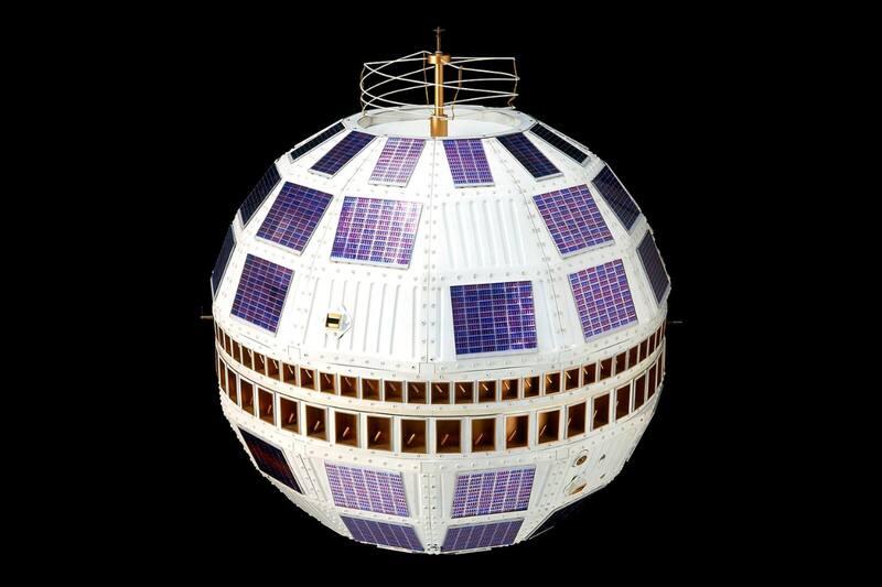 El Telstar 1, que ayudó con la primera transmisión televisiva satelital, tenía esta forma.