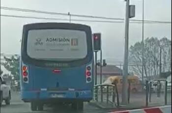 VIDEO | INCREÍBLE: Bus de pasajeros queda sobre las vías férreas cuando venia un tren