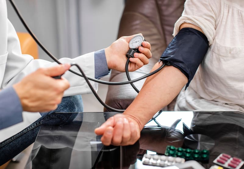 Revisa qué alimentos no hay que consumir si se sufre esta enfermedad. Foto: Freepik