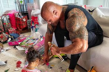 “Completamente aterrorizada”: Dwayne "La Roca" Johnson se las dio de estilista de su pequeña hija y compartió su tierna reacción