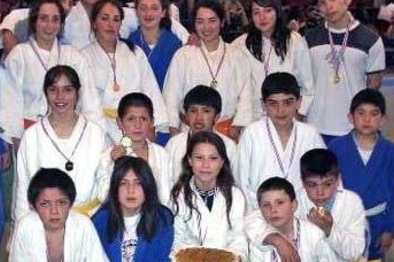 La capitana de Colo Colo (al centro) en su época de seleccionada chilena de judo. Foto: Federación Chilena de Judo.