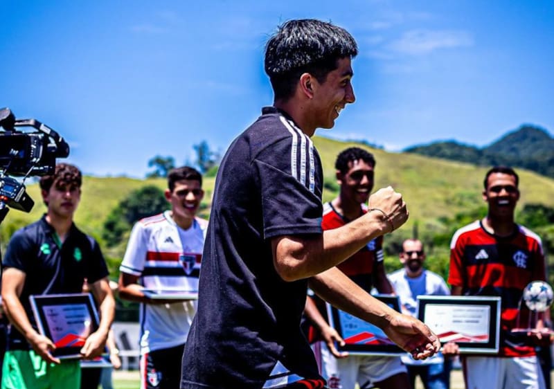Ángel Díaz recibiendo el premio al mejor "10" de la Flamengo Adidas Cup bajo la atenta mirada de sus rivales.