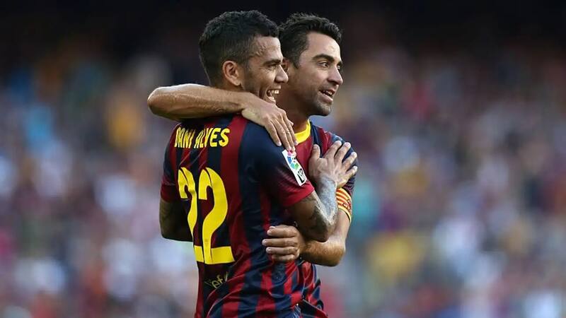Dani Alves y Xavi Hernández cuando jugaban juntos en Barcelona. (EFE)