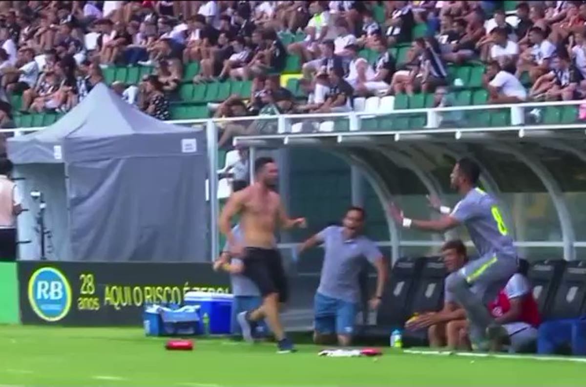 El momento en que Bruno Silva le pegó una feroz patada en el suelo a su compañero