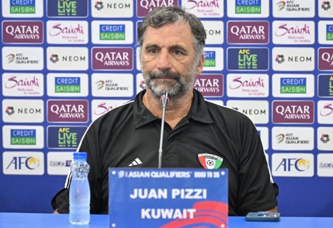 El ex seleccionador nacional y la misma faceta, pero en Kuwait. Y una barba desacostumbrada para el público que lo conoció con Chile.