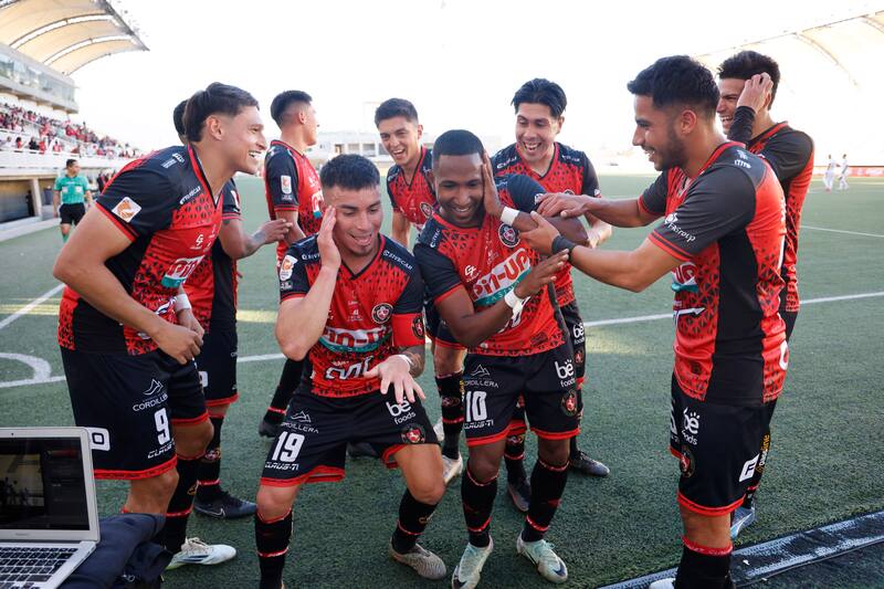 El jugador de Deportes Limache, Luis Guerra, celebra con sus companeros su gol contra Colo Colo.